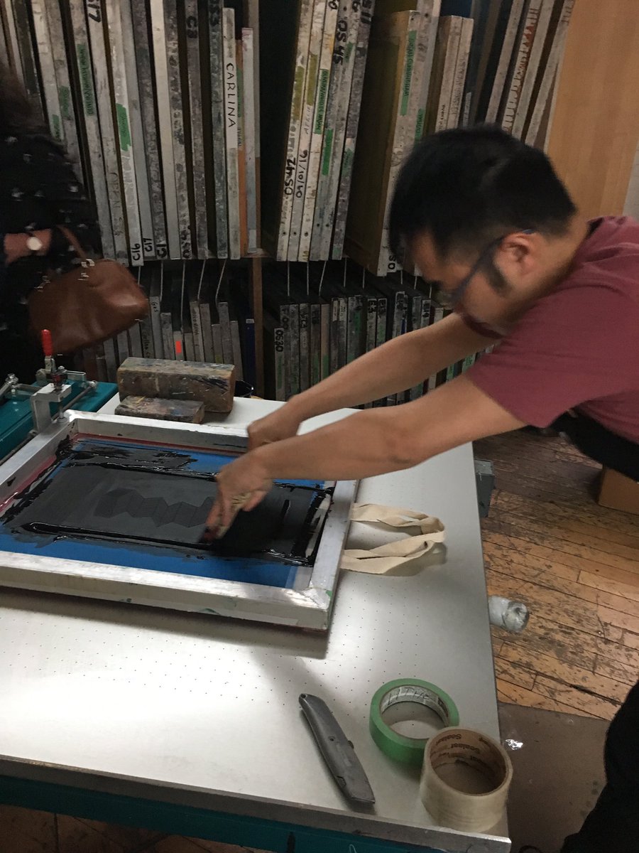 openstudioTO's tweet photo. Print demos keeping the crowd entertained at #MembersInk2018. @pudytong screen printing gorgeous new OS tote bags, design by Annyen Lam https://t.co/TREdrfggfh