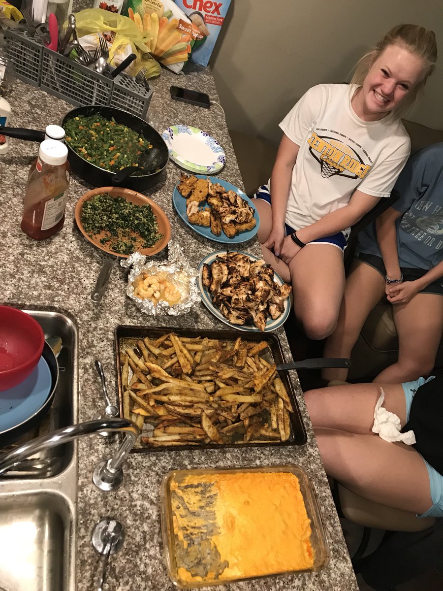Williams22Emily's tweet photo. One last family dinner to celebrate the last four years♥️ https://t.co/pTeU0q1ymf