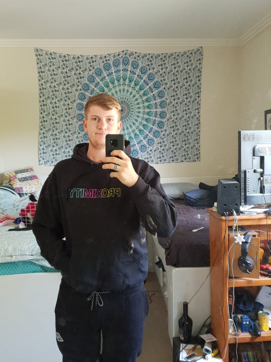 ALIMANAC's tweet photo. Thanks @Proximity for the new hoodie. Love it!!

#PRXMusic https://t.co/nIVtYMywuE