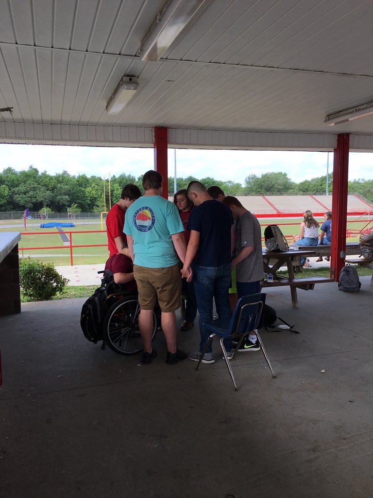 AustinGreen_123's tweet photo. What a great day for national Day of Prayer! Love these bros! https://t.co/7HW5Wf9PEb