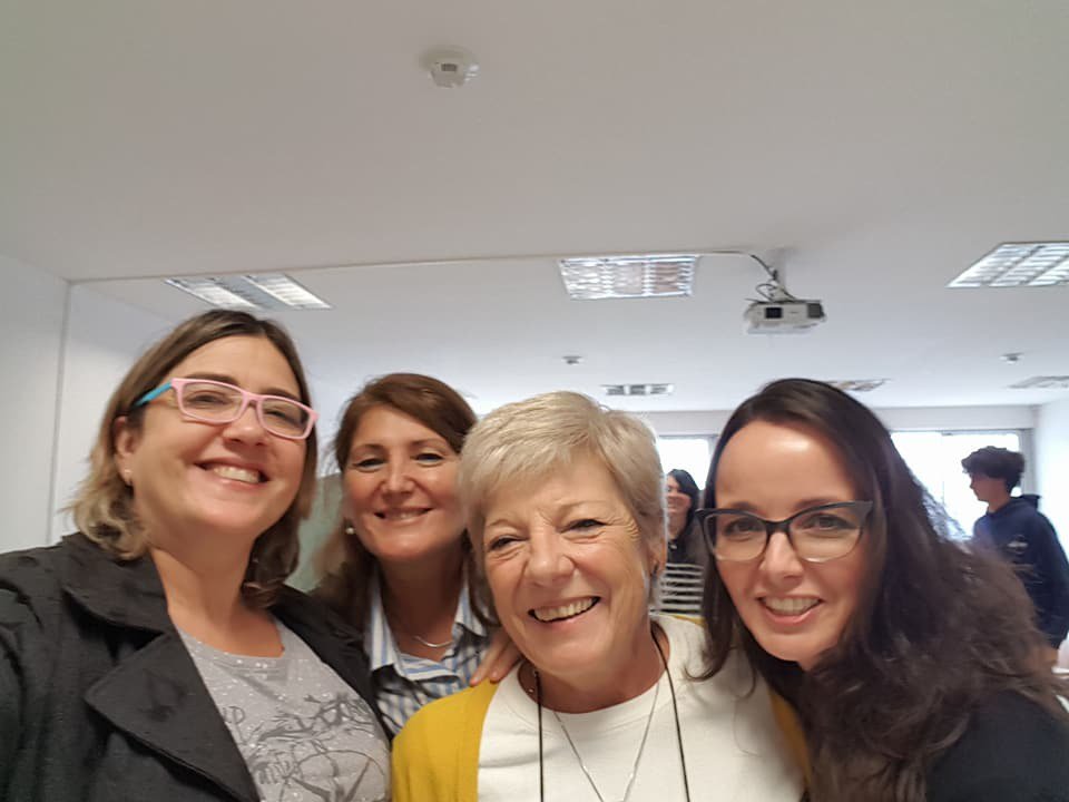 mhcuneo's tweet photo. Gracias Sandra Sartor, María Daniela Defagó y Patricia Passera por la foto!! Un hermoso momento en nuestra Escuela de Nutrición.
#CreceMedicas 🏥 https://t.co/ucxlaNjBGD
