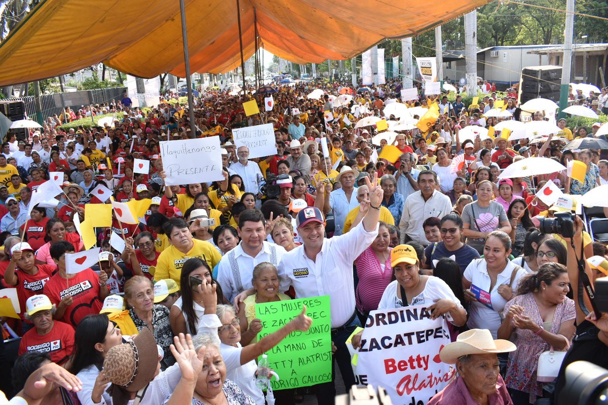 DipRicardoCalvo's tweet photo. La gente de #Zacatepec no se raja, porque tiene el firme compromiso de trabajar juntos por un #Morelos justo e igualitario, amigas y amigos que se escuche fuerte y claro ¡El PRD está más fuerte que nunca y no vamos a dar un paso atrás!
#MorelosMereceMás
#MiGayo  
#RCH2018 https://t.co/ILStGpDUUq