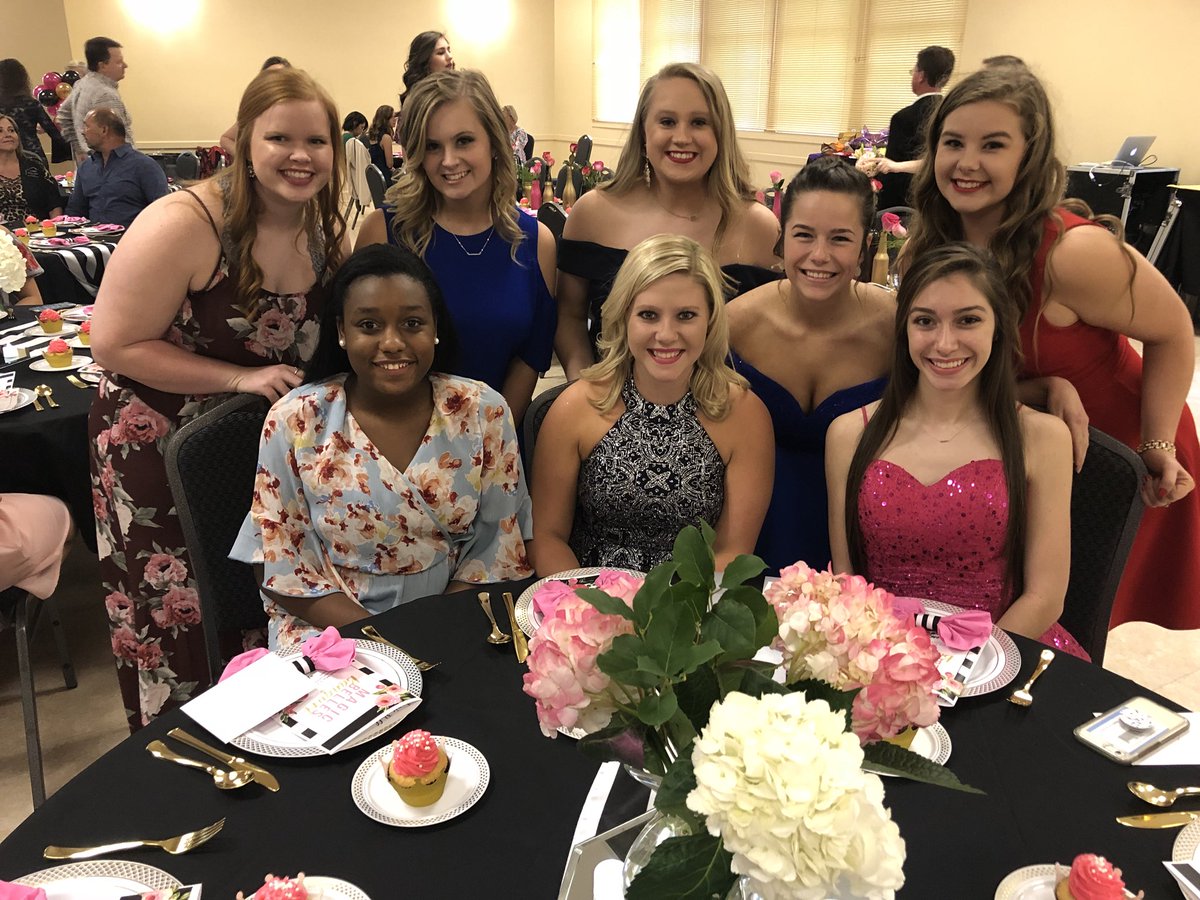 randypittenger's tweet photo. Honoring our awesome Belton Magic Belles at annual banquet tonight! #BMB1718 #WeAreAllTigers #ILoveBelton https://t.co/G9p3i93Lmt