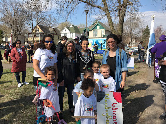 FamilyPartner's tweet photo. #TheFamilyPartner Four Direction Family Center preschoolers had a great time at the Native American Month Kick-Off Parade. For more info about our Multicultural Therapeutic Preschools click here https://t.co/BDLNIORAJR https://t.co/gUVHIXLRFk