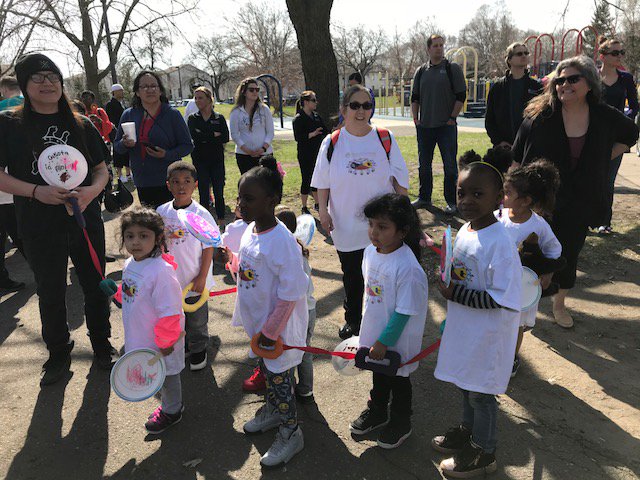 FamilyPartner's tweet photo. #TheFamilyPartner Four Direction Family Center preschoolers had a great time at the Native American Month Kick-Off Parade. For more info about our Multicultural Therapeutic Preschools click here https://t.co/BDLNIORAJR https://t.co/gUVHIXLRFk