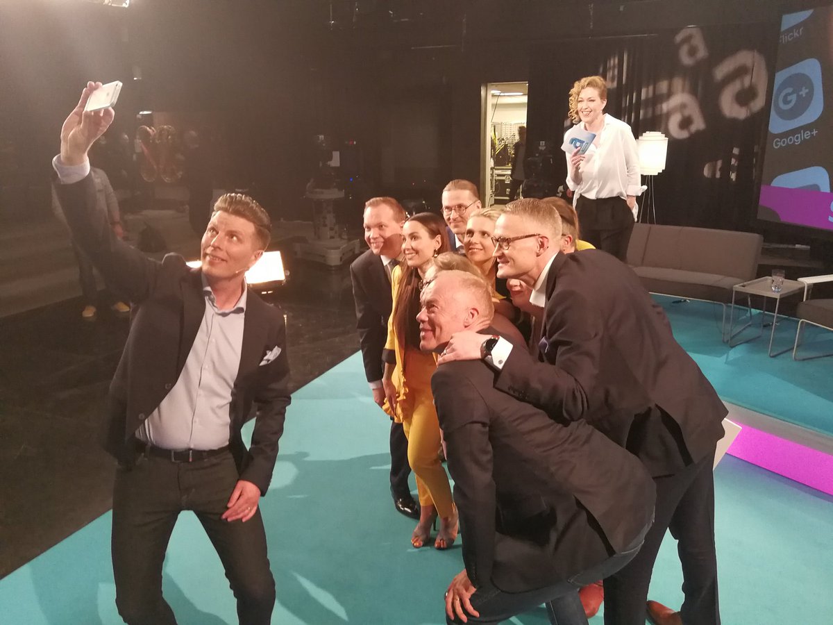 PilviKarkela's tweet photo. Illan päätteeksi selfiet someen. #ateema #some #somevalta #somevaikuttaminen #yletampere #mediapolis #tampere https://t.co/cB2i97ERwE