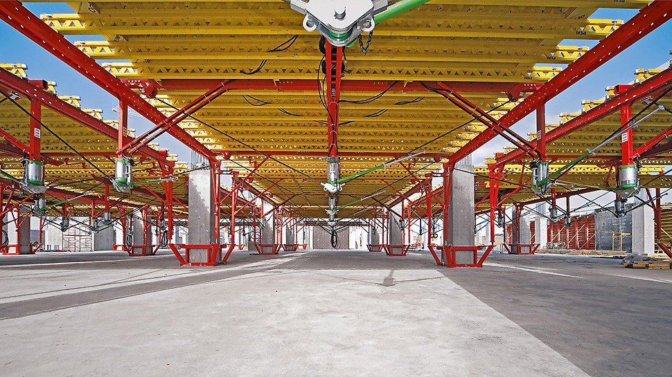 PERIgroup's tweet photo. The South Health Campus is a medical centre in Canada, houses 644 beds on 200,000 m² of space. PERI's unique solution cut down 30-40% of the work time. #PERIsolutions #construction https://t.co/8LKB9rXTs2