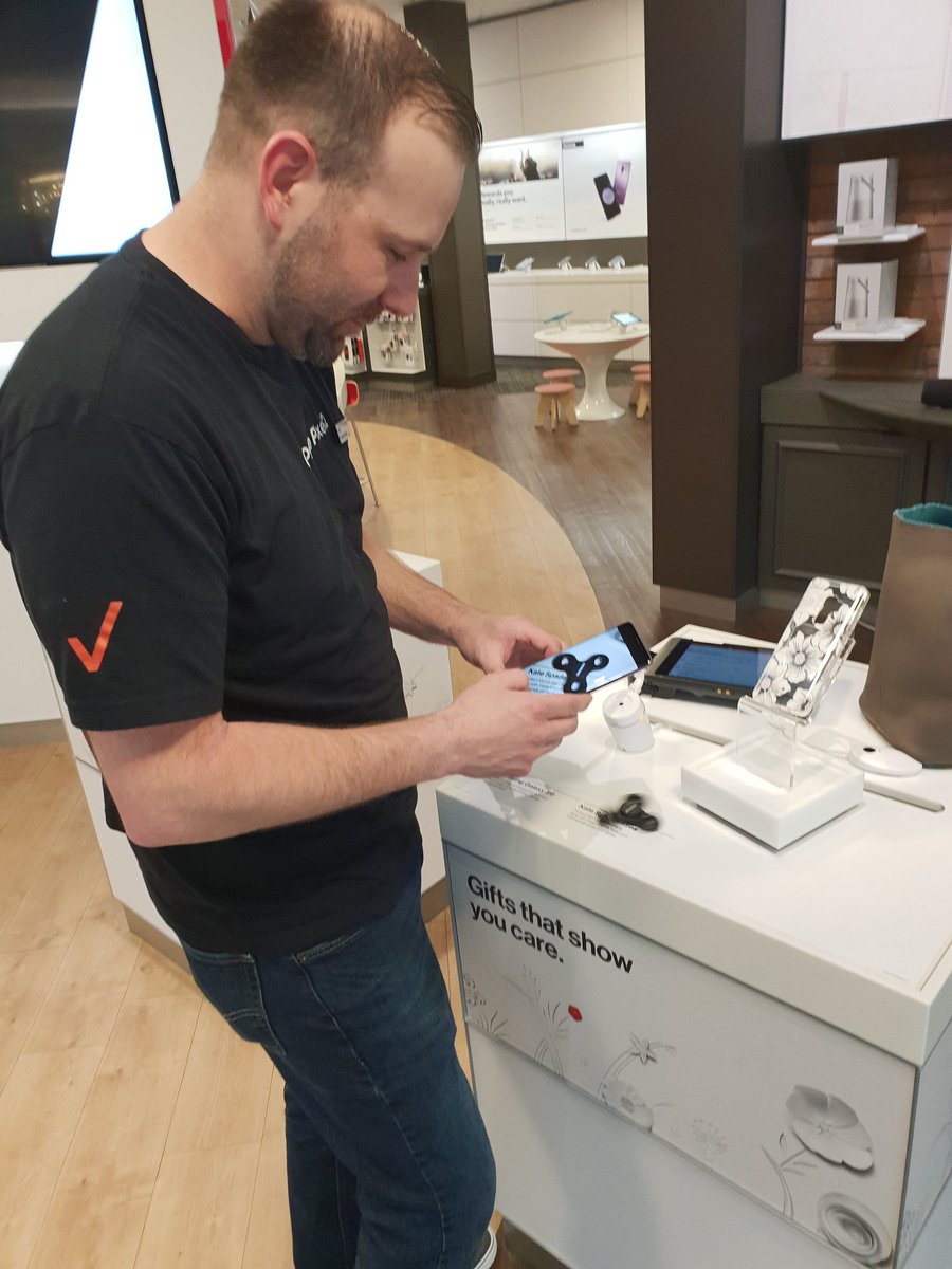 samsungdenver1's tweet photo. #Verizontraining
Verizon associates having fun demoing Super Slow MO and AR Emoji! 
@soung_sul @Krivs14 https://t.co/qpMVOSRZoi