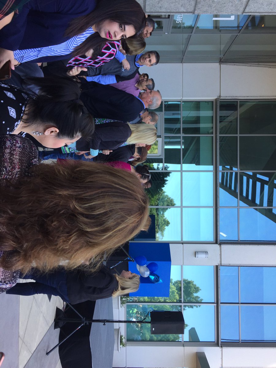 kirstennelson1's tweet image. Getting ready to cut the ribbon #datavisionary