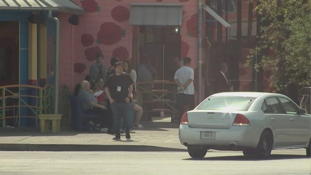 #BREAKING 4 people shot inside Nashville mall bit.ly/2js3Ouc?utm_so… https://t.co/pErbx6k5Gk