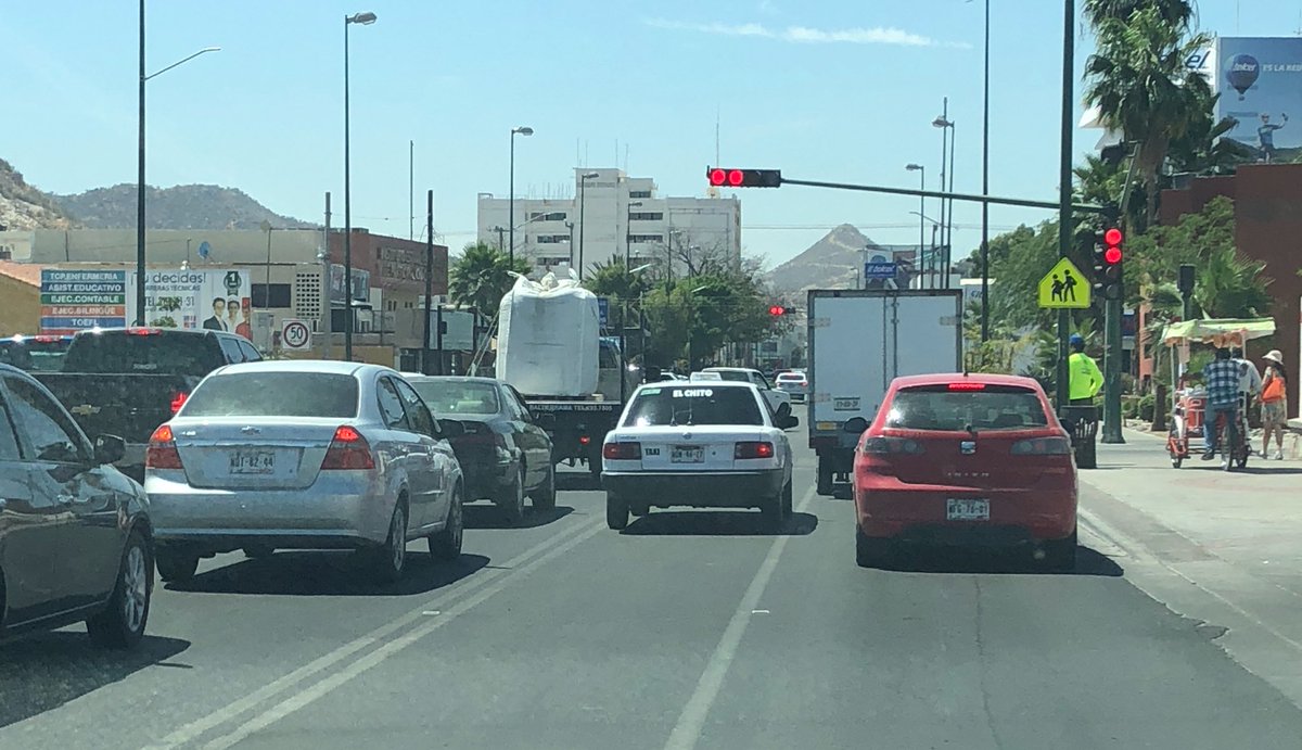 lasalsapato's tweet photo. Como cuando eres taxista, pero te crees bicicleta. #ElChito #RespetoALaCiclovia 😡 https://t.co/q7pfYdawHD
