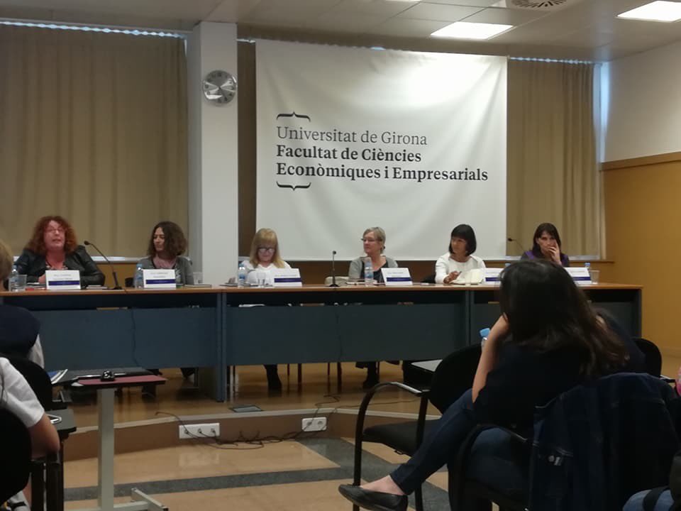 SilviaPaneque's tweet photo. Matí de @shopp_out solidari i tarda a la #UdG escoltant #permisosadebat. Debat molt interessant en el marc del I Seminari Interdisciplinari sobre Igualtat de Gènere. #igualtat #igualtatgenere #udg #shoppout #frnoguera #Girona https://t.co/euAyR2ScR6