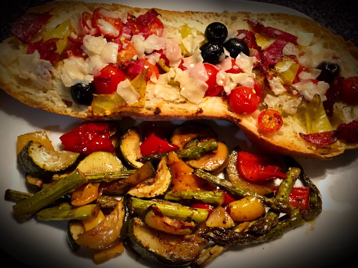 BavariaCook's tweet photo. ....welch ein schöner #abend #abendessen mit einem #baguette #Tomatoes #onions #salami #oliven #Spargel #oil #zucchini #paprika #salami #parmesan #hobbykoch #foodblogger #niederbayern #bayerischerwald #iloveit https://t.co/6D0xmjRfuc