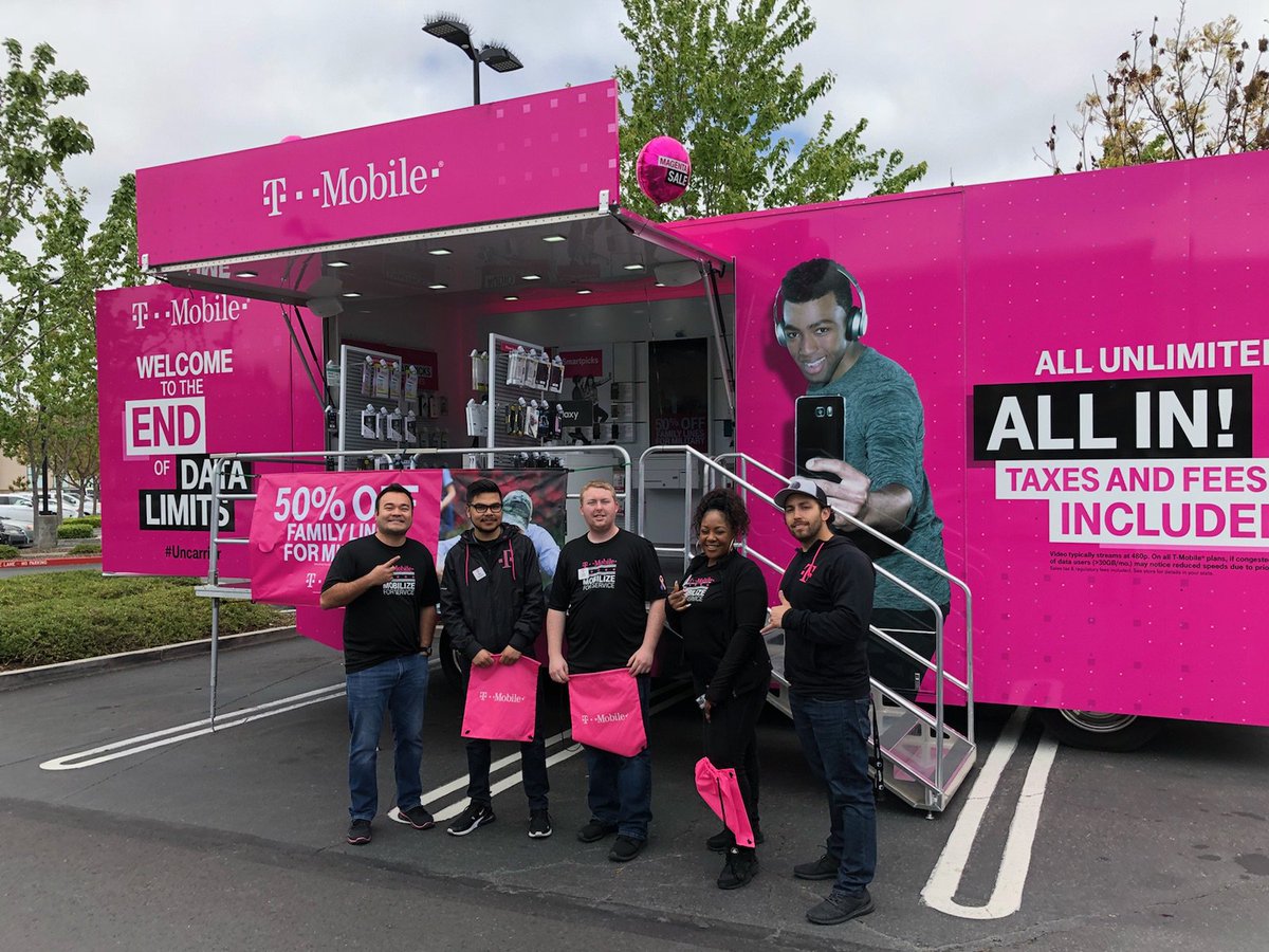 JauwonWilder's tweet photo. Come down to Novato T-Mobile and check out the Mobile Showroom! Come get connected 👊🏿 #BeMagenta @harris_joe85 @agomez_tmobile https://t.co/PbBsjdY2g8