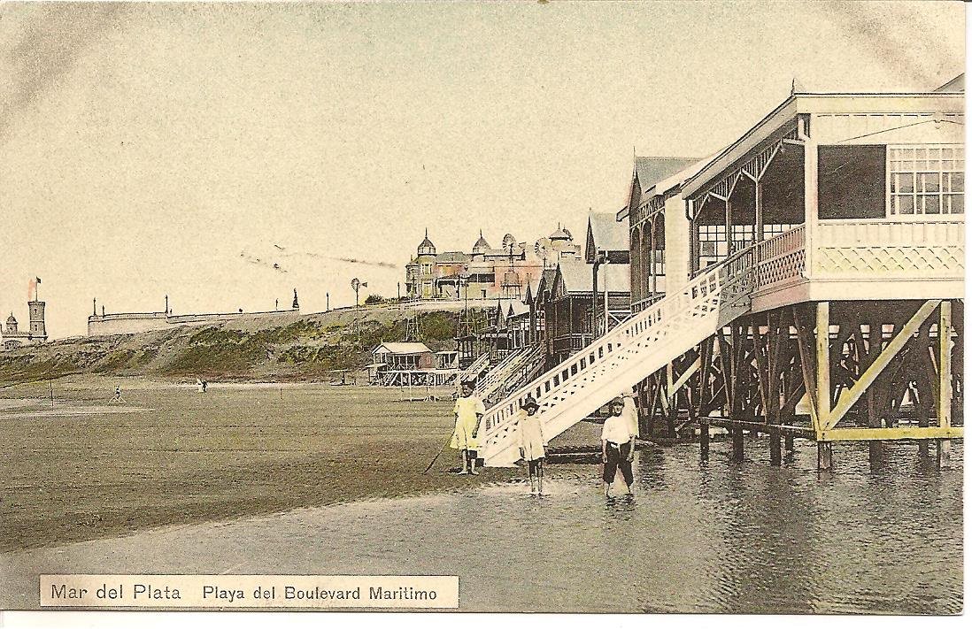 FotosFamiliaMdP's tweet photo. Increíble Mar del Plata en una antigua postal. 1905 a 1910. A la izquierda el Torreón. Molinos de viento sobre la barranca. En la loma, mansiones que ya no existen. Aporte: Ignacio Iriarte para Fotos de Familia. https://t.co/MRGt3BKGww