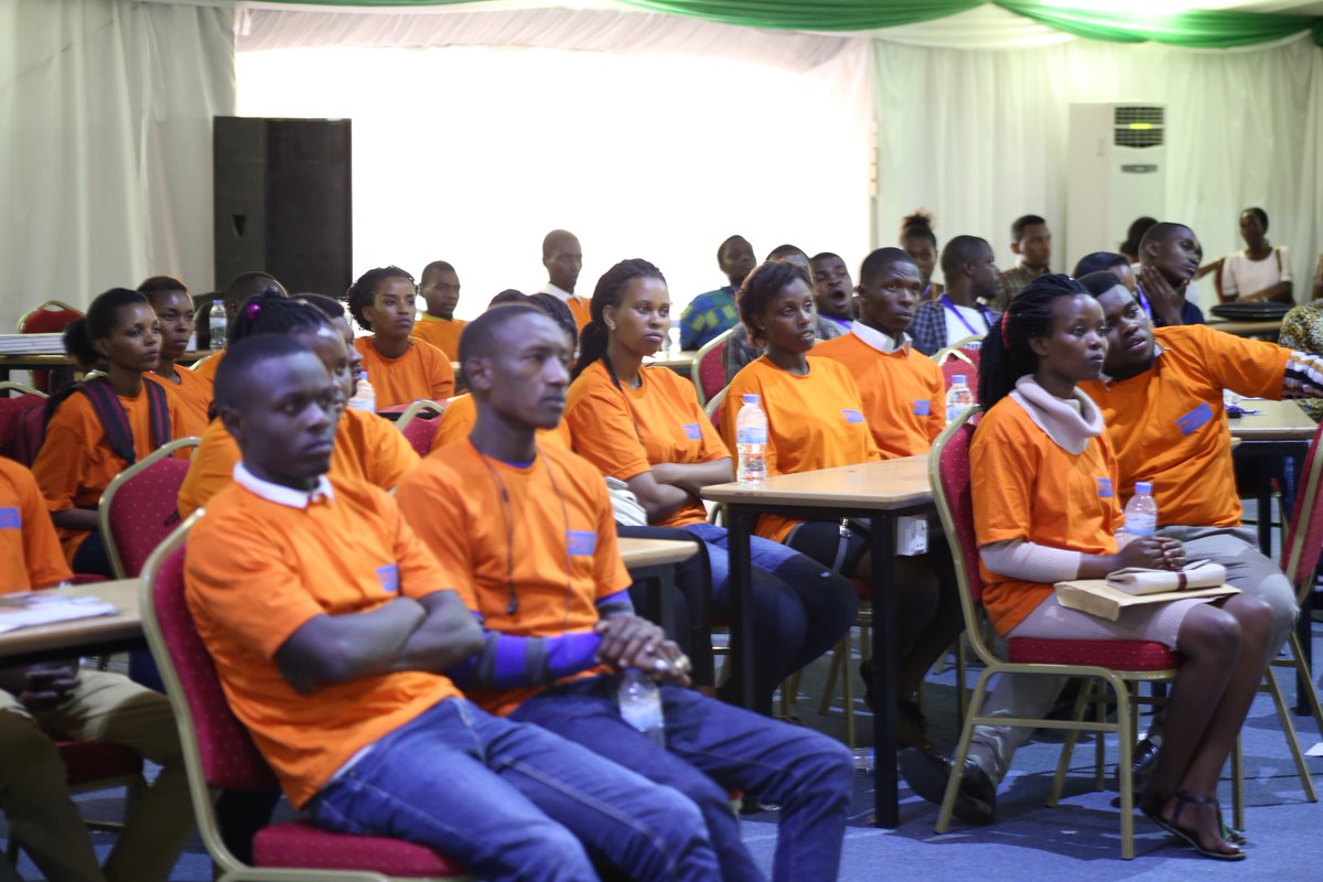 soscvrwanda's tweet image. Urubyiruko rwarerewe muri @soscvrwanda rwitabiriye igikorwa cya #KigaliJobFair  ari benshi. Kwegera abikorera byajyanaga no kumva impanuro z'ababashije kwihangira imirimo @CityofKigali @Employmentcentr @kagire @SOSCVESAF  @EdwinMusoni @AimeeMuziranen2 @franklinmurangi