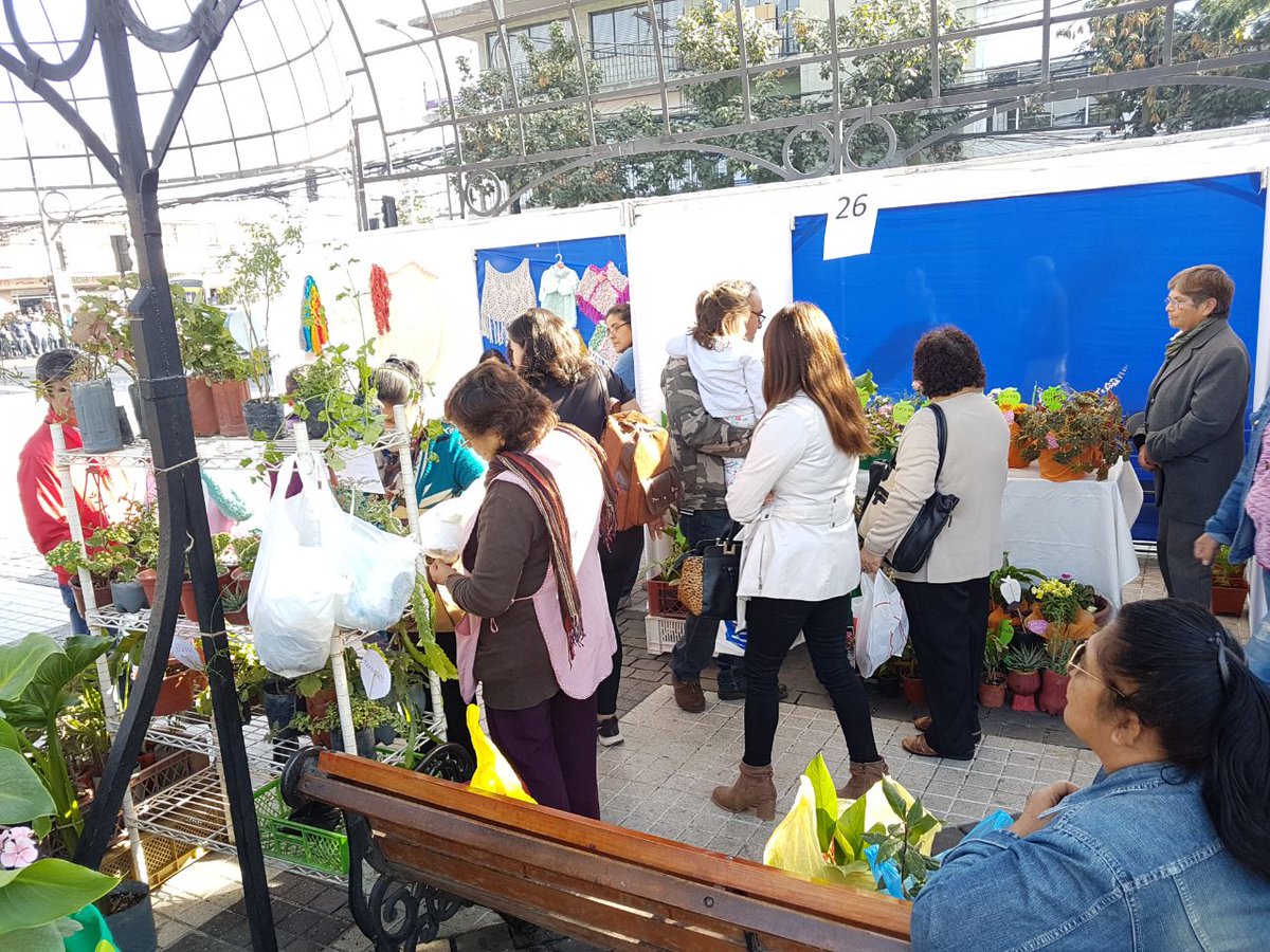 germancodina's tweet photo. ¡Apoyemos a las emprendedoras puentealtinas comprando un original regalo para nuestras madres!
Lo mejor de la gastronomía, tejidos y artesanías lo encuentras en la Feria de Comercialización de #PuenteAlto. Te esperamos hasta mañana de 10:00 a 18:00 hrs. en la Plaza de Puente Alto https://t.co/3nOwNZdkDa