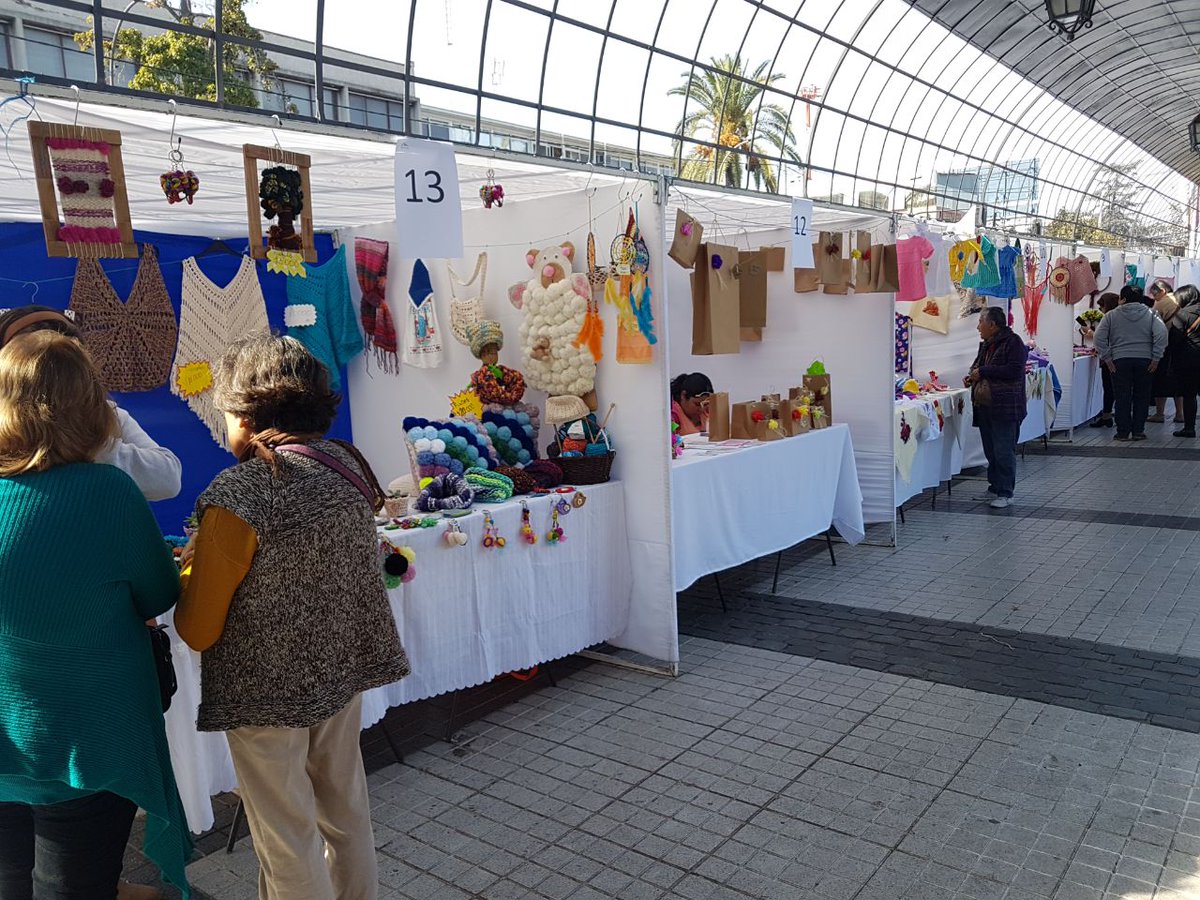 germancodina's tweet photo. ¡Apoyemos a las emprendedoras puentealtinas comprando un original regalo para nuestras madres!
Lo mejor de la gastronomía, tejidos y artesanías lo encuentras en la Feria de Comercialización de #PuenteAlto. Te esperamos hasta mañana de 10:00 a 18:00 hrs. en la Plaza de Puente Alto https://t.co/3nOwNZdkDa
