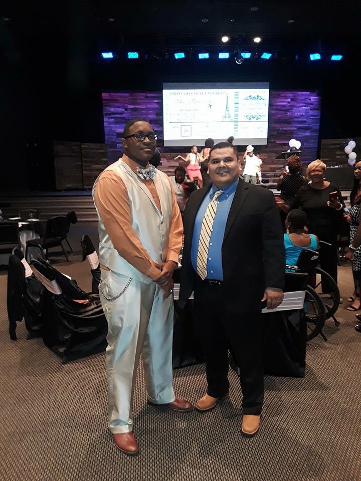LsocChoir's tweet photo. Mr. @ElmerAvellaneda was the @LsocChoir’s guest speaker at our awards banquet! He gave an amazing speech to our students! @lifeschools https://t.co/eZjbf7Vf0d