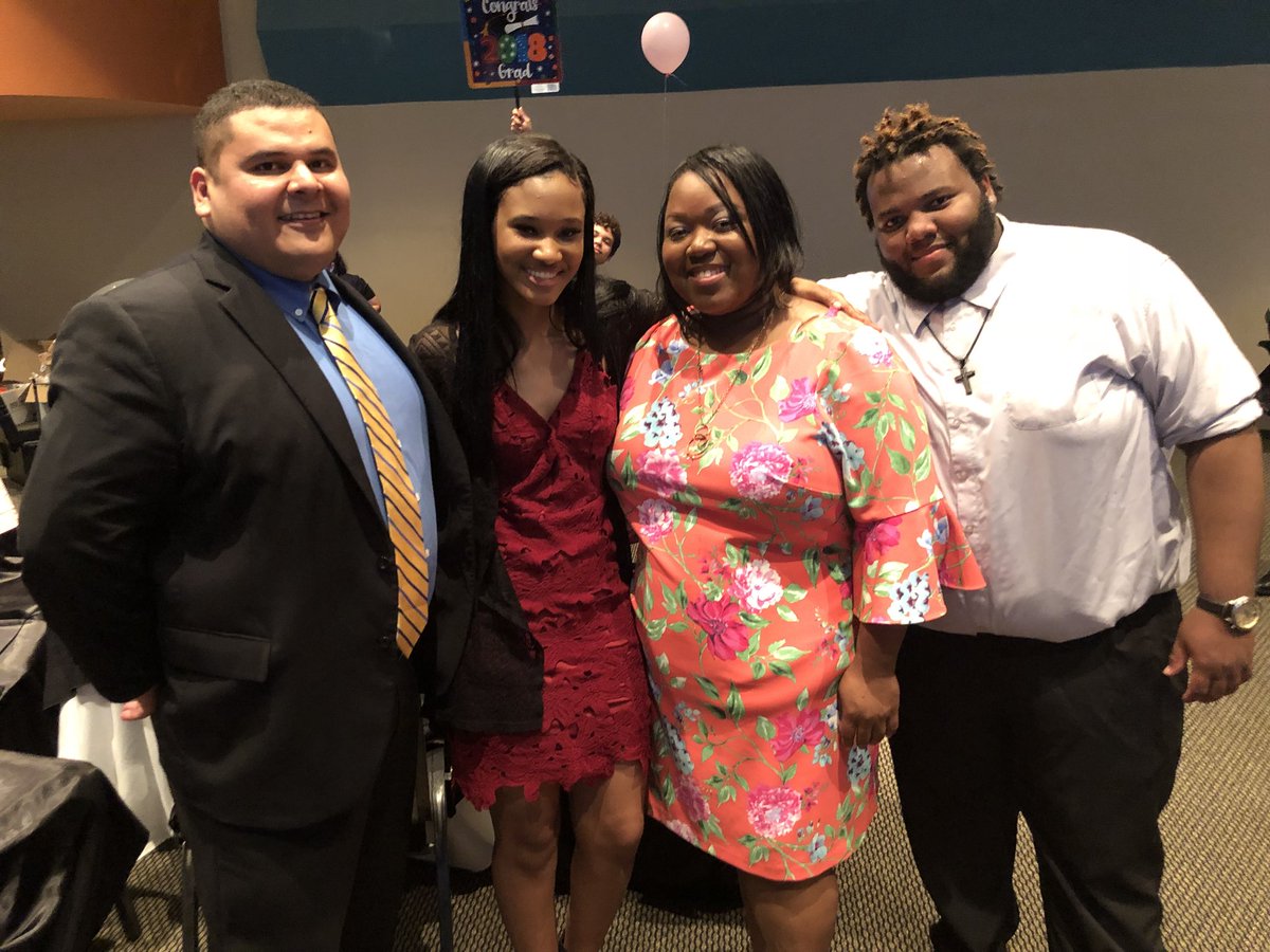 LsocChoir's tweet photo. Mr. @ElmerAvellaneda was the @LsocChoir’s guest speaker at our awards banquet! He gave an amazing speech to our students! @lifeschools https://t.co/eZjbf7Vf0d