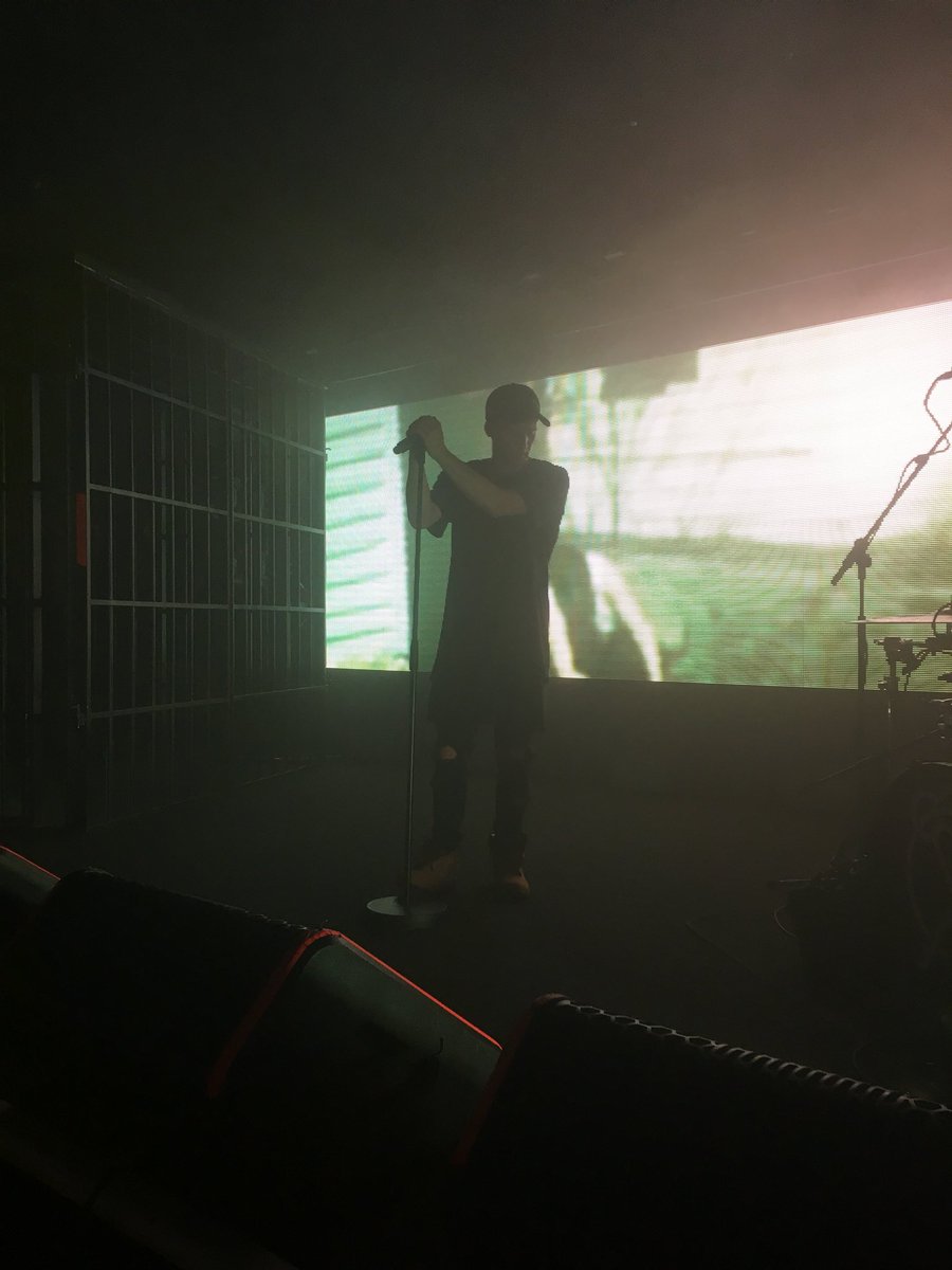 x0Warrior's tweet photo. « See, I am the voice of all these kids that think things, but never say 'em
That's why they come to my shows wearing the NF hoodies and hats low like we're carrying weapons » @nfrealmusic 
#PerceptionWorldTour
Thank you Nate. https://t.co/bOICQtAsgf