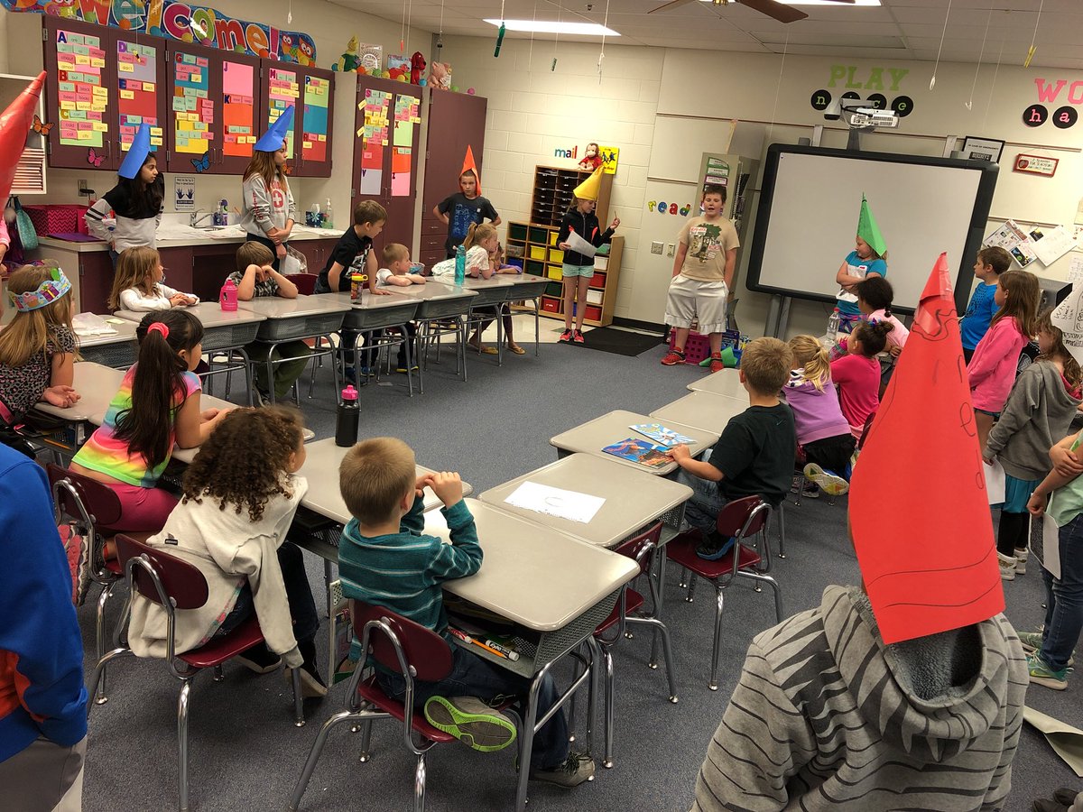 CW_Robinett's tweet photo. Our 4th grade buddies sharing the story The Day the Crayons Quit!! 💙@CW_Baird #CWCommunity @WeAreCottonwood https://t.co/ORESOTCUqB