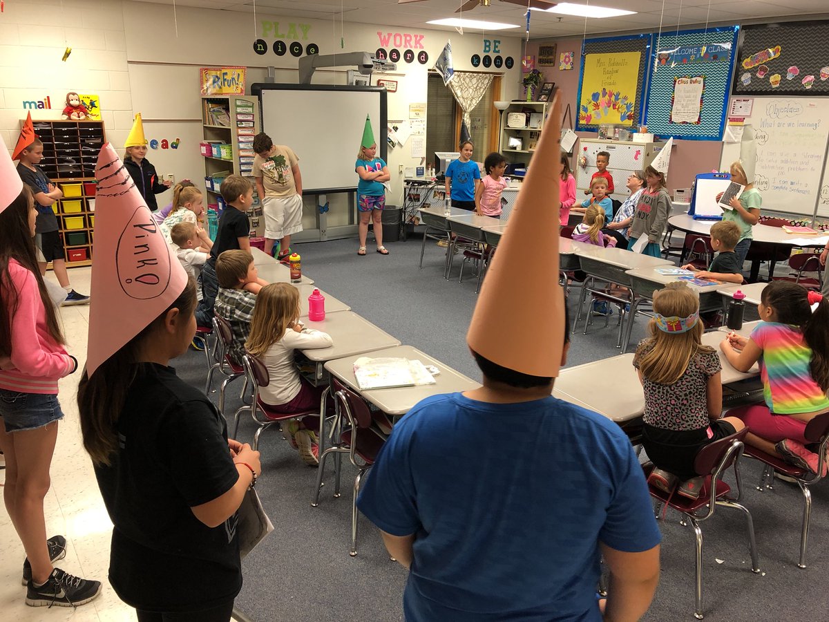 CW_Robinett's tweet photo. Our 4th grade buddies sharing the story The Day the Crayons Quit!! 💙@CW_Baird #CWCommunity @WeAreCottonwood https://t.co/ORESOTCUqB