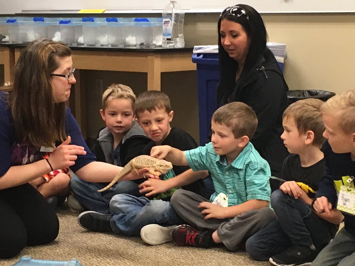 cindymachiela's tweet photo. Field trip day! #VAEI #GVSU #kindergarten #Pinewoodpride https://t.co/ojJFBHso91