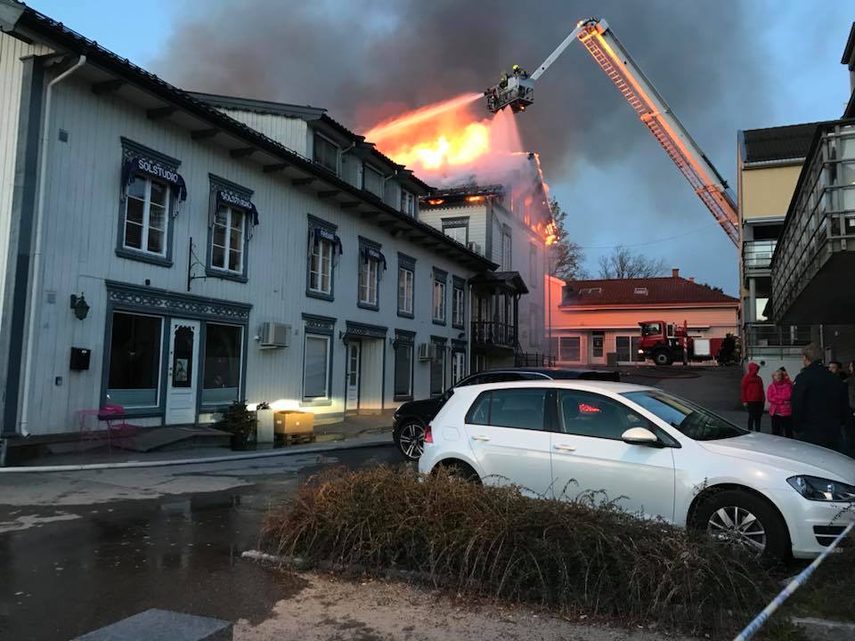 Det brenner i Osebrostrøket i Porsgrunn. Porsgrunn kommune har satt kriseledelse. Det er opprettet evakuert pårørendesenter på Hotel Vic. Naboer som har blitt evakuert i kveld kan møte opp der.  Folk oppfordres til å holde seg unna røyken.