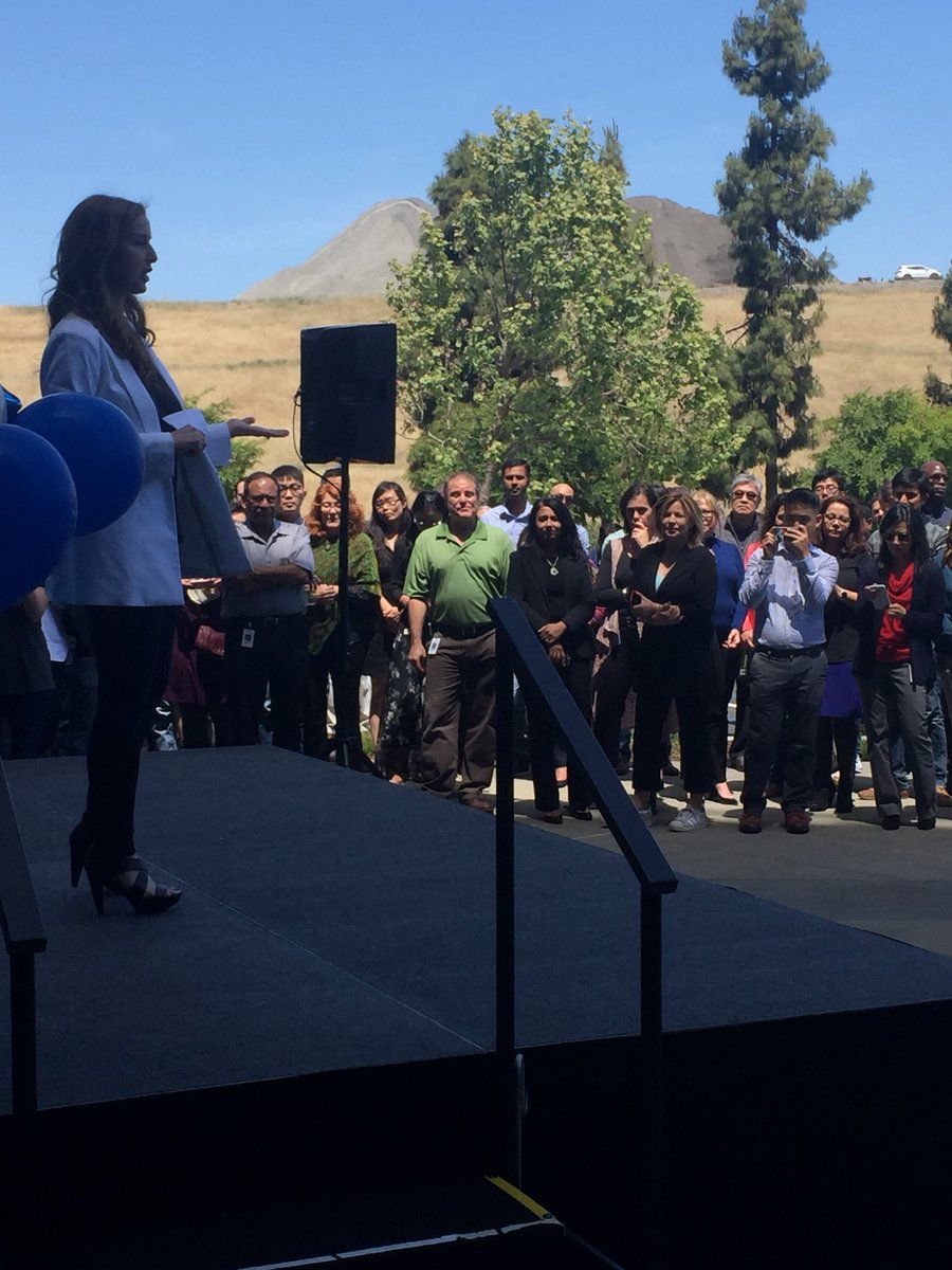 jrgrimes1's tweet image. Celebrating the opening of our customer Data Visionary Center!  #proud #NetAppDVC @JeanEnglishNC @DaveHitz @Henri_P_Richard @NetAppCEO @RonPasek