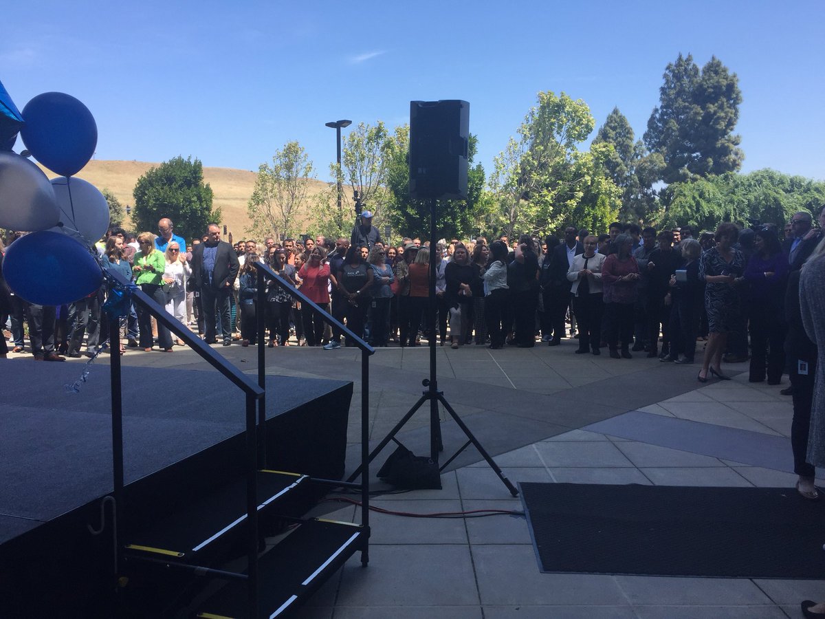 jrgrimes1's tweet image. Celebrating the opening of our customer Data Visionary Center!  #proud #NetAppDVC @JeanEnglishNC @DaveHitz @Henri_P_Richard @NetAppCEO @RonPasek