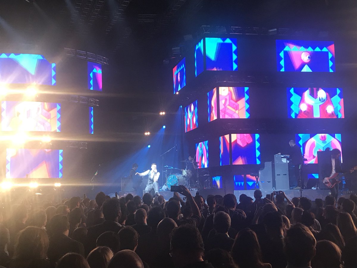 apriltapps's tweet photo. Great opener @AdobeSummit #kaiserchiefs #everydayiloveyoulessandless https://t.co/Wk5mEuw7gX
