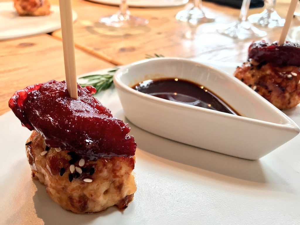 estemdevacances's tweet photo. Recordant la sortida gastronòmica d’aquesta setmana. L’excusa ideal per xerrar de viatges amb el @diaribonavida.
#BonaVida #estemdevacances #viatges #foodies 😍🔝✈️ https://t.co/Oz4zECdaVk