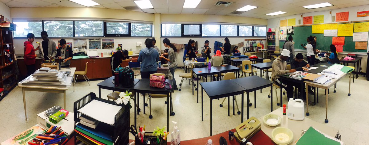 KrystinaStamato's tweet photo. Quand les élèves remplissent la salle de classe pendant l'heure du dîner pour terminer leur sculpture, c'est qu'ils sont vraiment engagés dans leur création! #art #ebviamonde @ESEtienneBrule #creation #sculpture https://t.co/KRNTsRHUFX