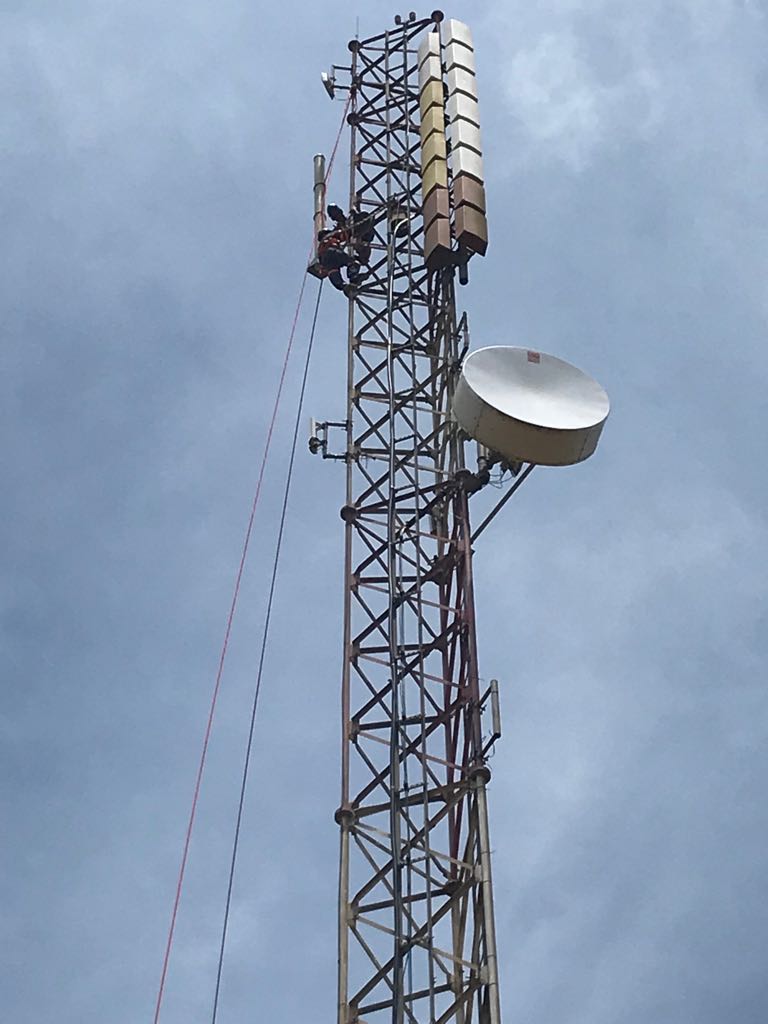 policiadepanama's tweet photo. Nuestra prioridad es con tu seguridad estés donde estés, por eso uniformados de la Dirección Nacional de Telemática #DINTE de la Policía Nacional, instalan nuevos equipos tecnológicos, para continuar brindando un buen servicio de comunicación con la ciudadanía. #LlamaAl104 https://t.co/3MmXWa4uES