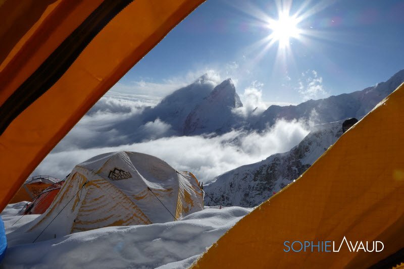 première nuit à presque 7000 m d’altitude, l'acclimatation continue. Il faut désormais patienter avant le prochain créneau météo pour grimper encore plus haut...
#Milletriseup #Baechli #Grivel #asporteyewear  (Adidas) #tingerlaattoujoursavecmoi
#Kangchenjunga2018 #letsgosummit