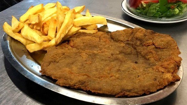 clarincom's tweet photo. La receta para hacer la mejor milanesa https://t.co/PZFw8ciiVH https://t.co/Q3cZDSPdDm