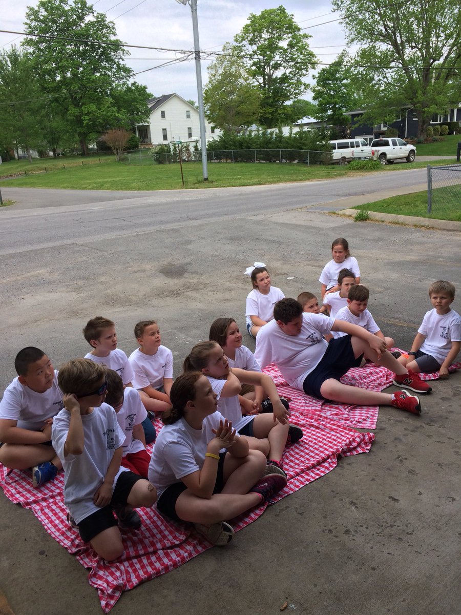 Bell3rdgrade's tweet photo. Third Grade Walking Field Trip!
#pvessuccess @PVES_Panthers https://t.co/ssVFOYQ7fk