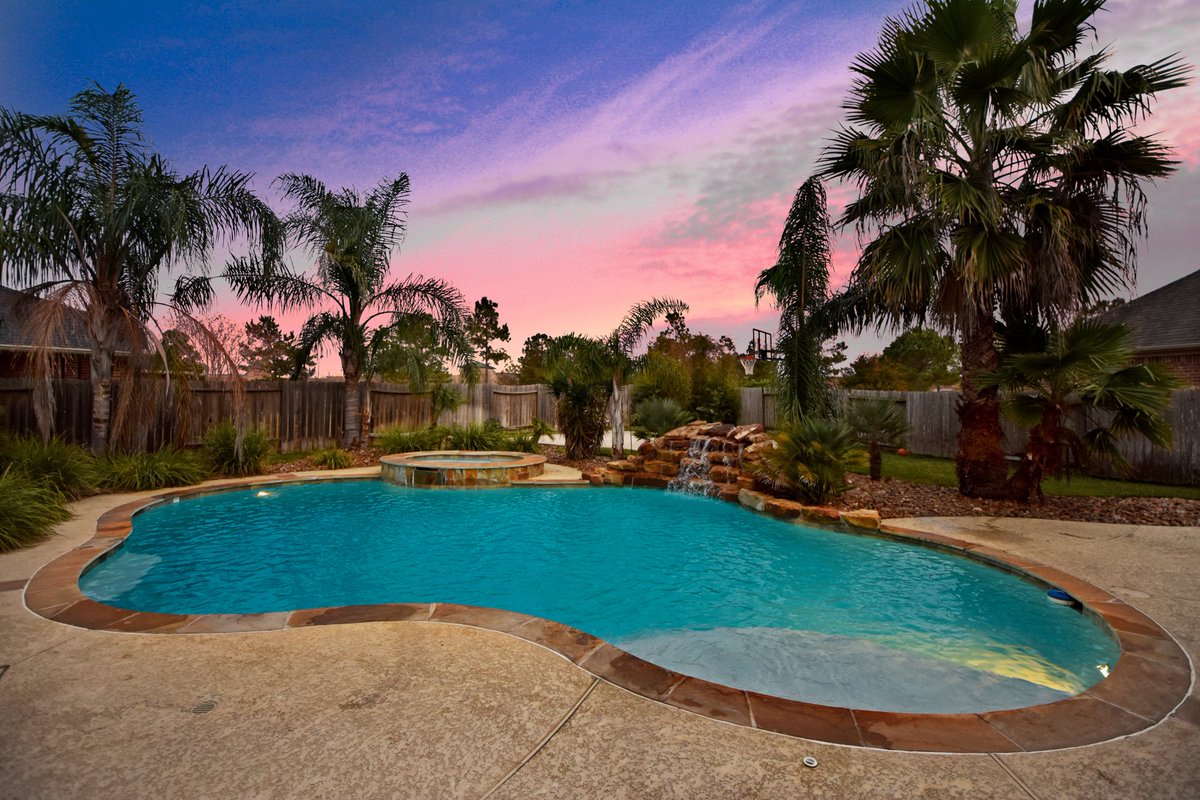 BEAUTFIUL 5 bedroom/4 bath luxury home in Seven Lakes High School attendance zone. Backyard oasis ... Contact me to see it today! 
har.com/9323-rainbluff…