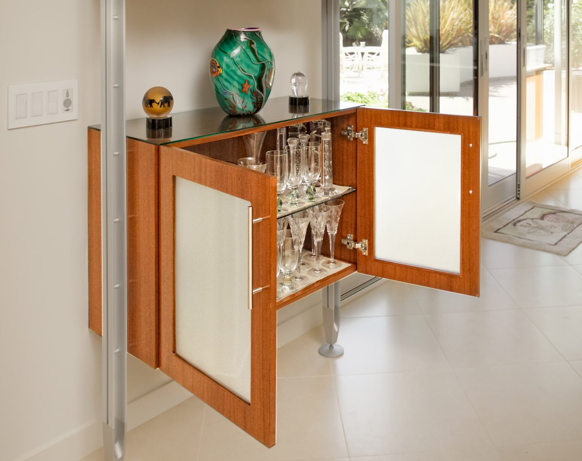 A #customcabinet in mahogany and frosted glass for a La Jolla client's crystal barware. #woodworking tonyrotter.com/portfolio/maho…
