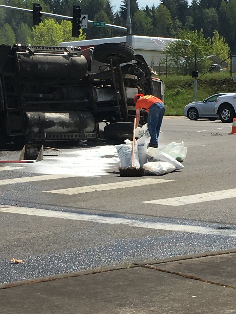 CityBonneyLake's tweet photo. Clean up is in progress...
@WSDOT @BLPoliceDept
#SR410 #BonneyLake https://t.co/6ovUvID0Dd