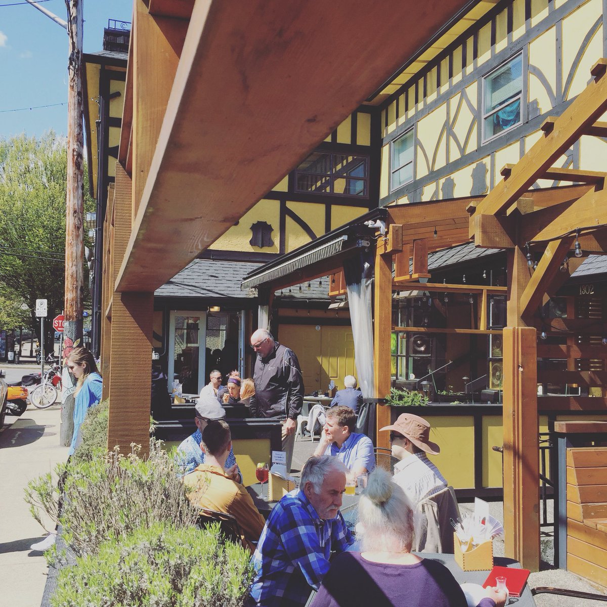 Oh man. Suns out. Beautiful day in Fernwood today! Come for an afternoon pint 🍺 in the sun or join us for open mic 🎤 🎶 tonight at 8pm.  We love our bustling neighborhood! #fernwood #yyjeats #yyjdrinks #yyjfood #yyjfoodie #yyjbeer #yyjpatio #yyjevents #yyj