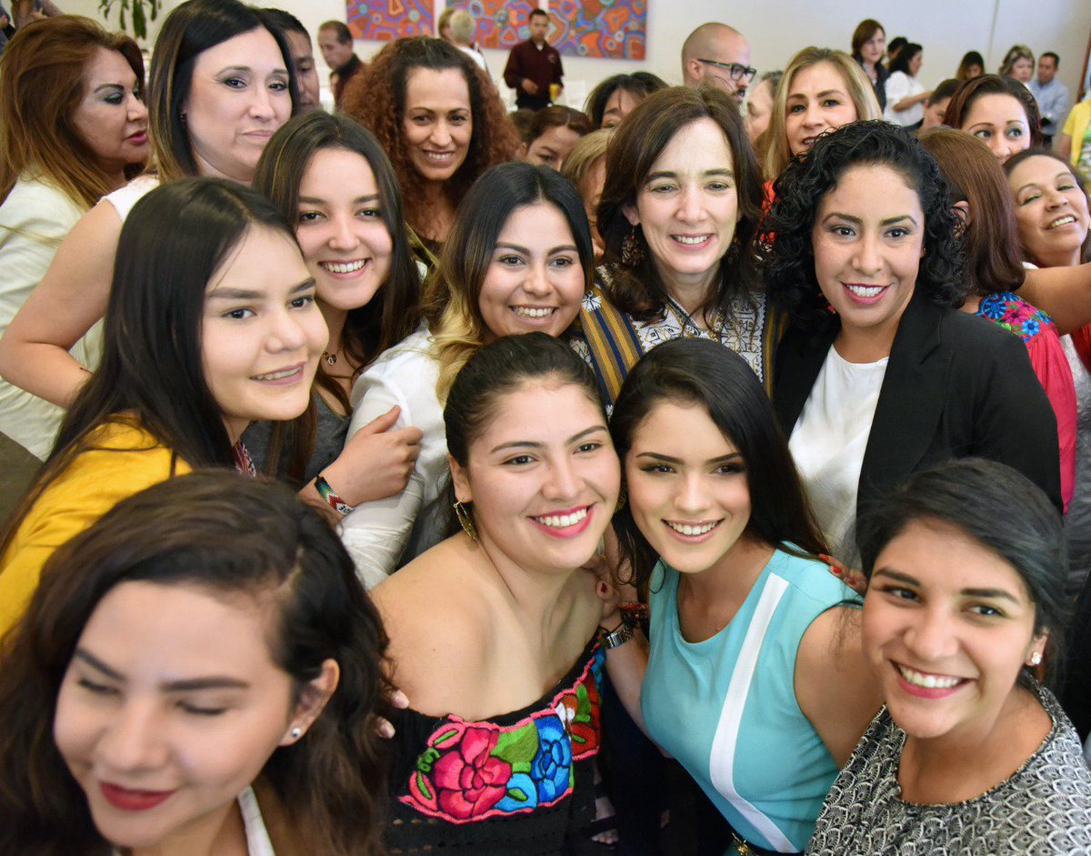 JuanaCuevasR's tweet photo. Hoy me reuní con mujeres michoacanas, conocí sus historias y me conmovió ver la fortaleza con la que enfrentan la vida. Gracias por inspirarnos a ser mejores cada día. https://t.co/dibgLAA9eQ