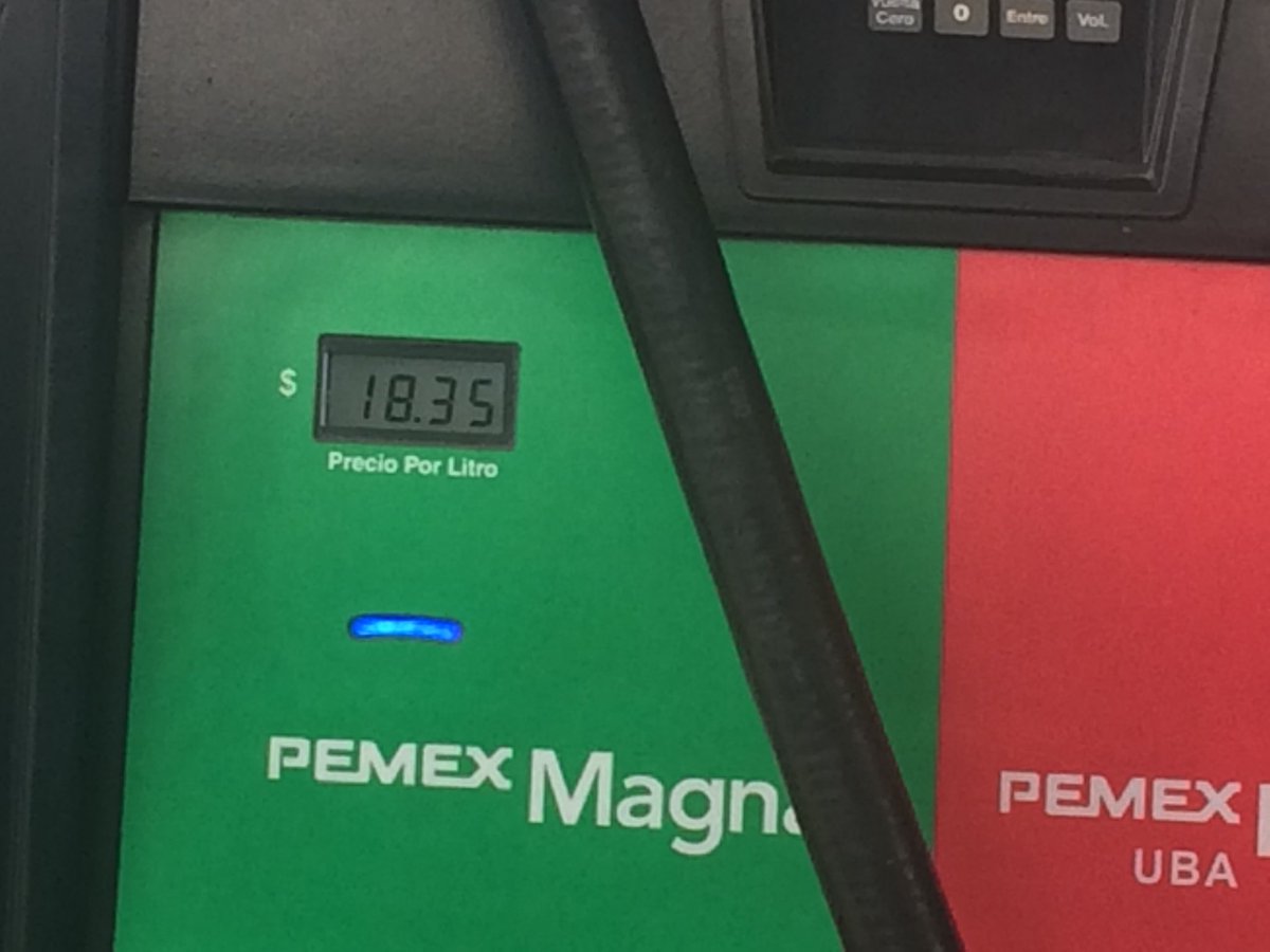 chamanesco's tweet photo. La Magna ya le saca 1.35 puntos a Meade en las encuestas. #Gasolinazo https://t.co/JRMtutaEwF