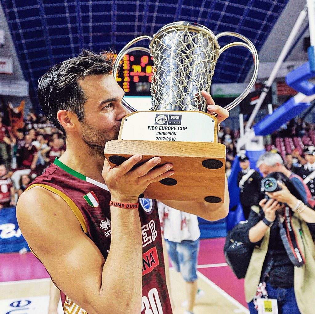 BrunoCerella's tweet photo. Buenas noches!!! Campioni @FIBAEuropeCup 🥇🏆🦁 #unomas #30 #teo7 https://t.co/3RWL54NrQZ