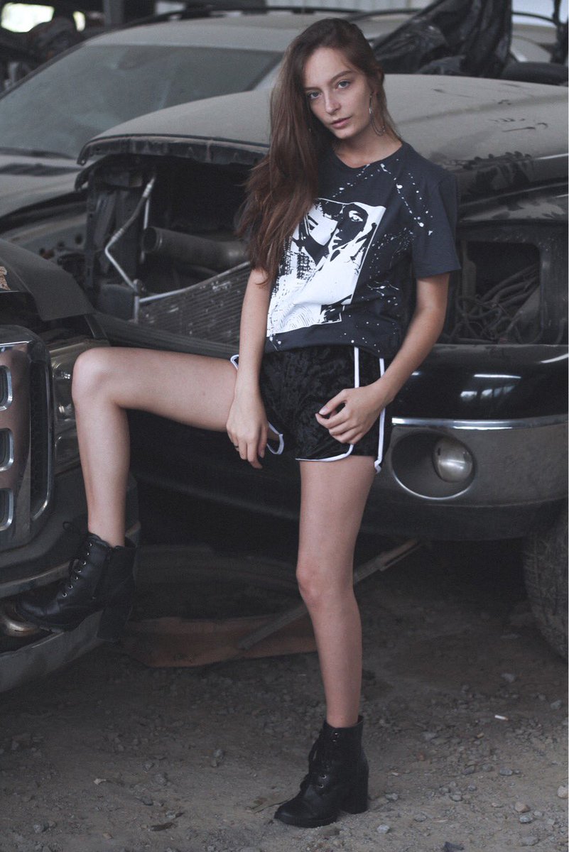 Finestra_clth's tweet photo. Camiseta Dark City: arte collab com o artista @caue_____ .
⠀
Look completo já disponível no nosso site.
FRETE GRÁTIS em compras acima de R$ 150.
⠀⠀
https://t.co/Hr6xry8w0H
⠀
#artederua #modaderua #outono2018 #betheruler https://t.co/e2IdEvlLiC