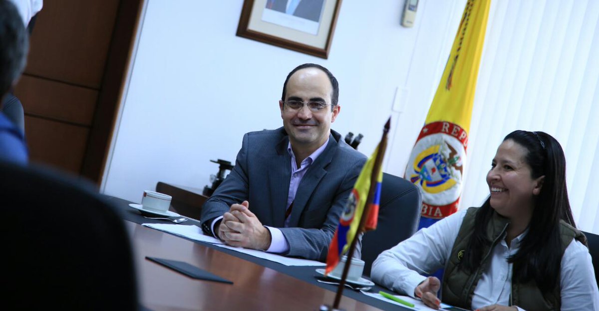 MincienciasCo's tweet photo. #AEstaHora @AlejoOlaya y @julpont visitan la unidad I+D+i de @VecolColombia, que constituye una capacidad esencial para avanzar en innovación en el país. https://t.co/571a5ZJfuT