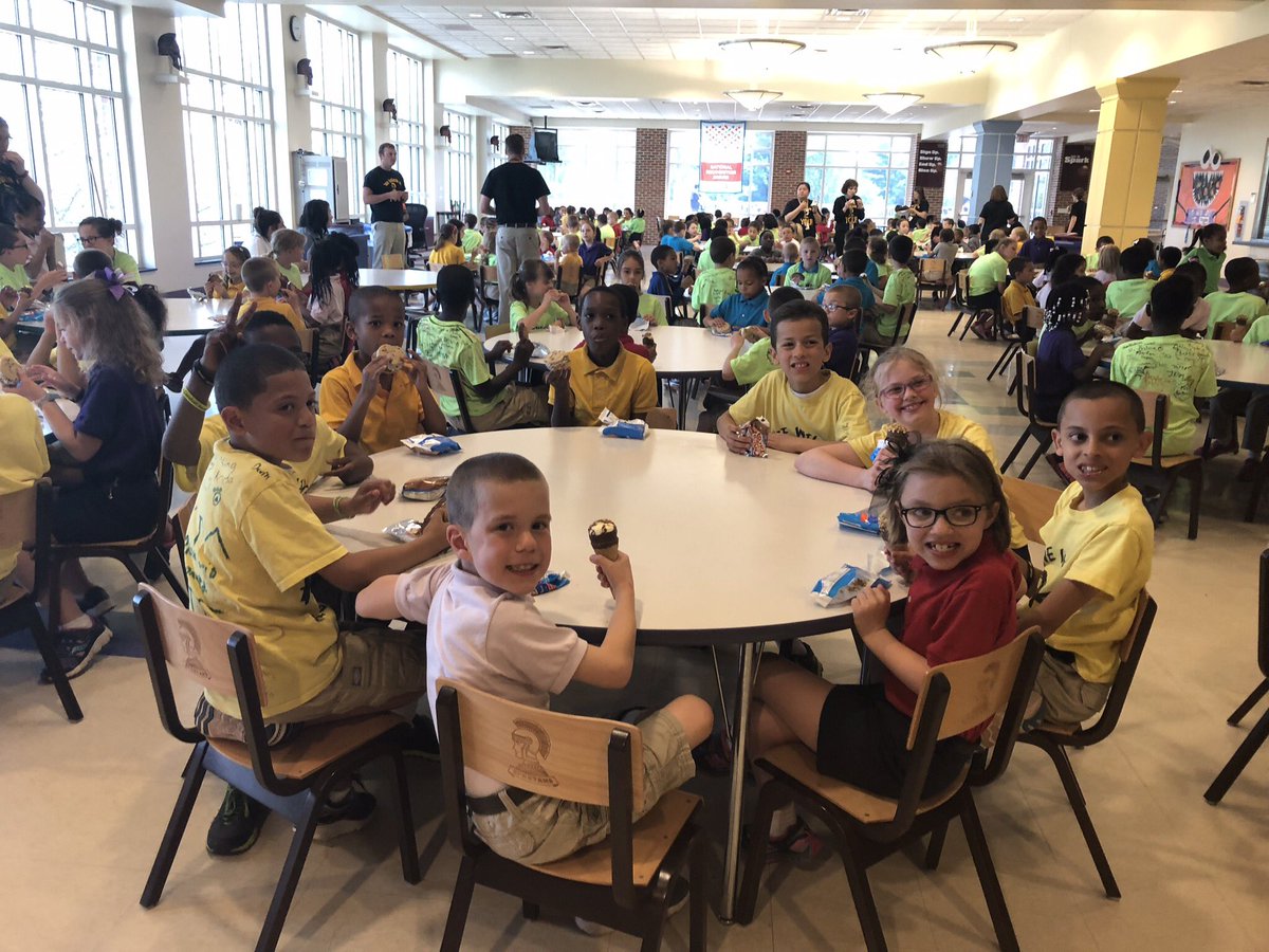 MrsWitmersClass's tweet photo. Celebrating successful PSSA test takers, AKA as our 4th grade buddies, with some ice cream!🍦 #grit #foreverfriends #Milts @miltonhershey @MHPrincipals https://t.co/qqBaPyL5F3