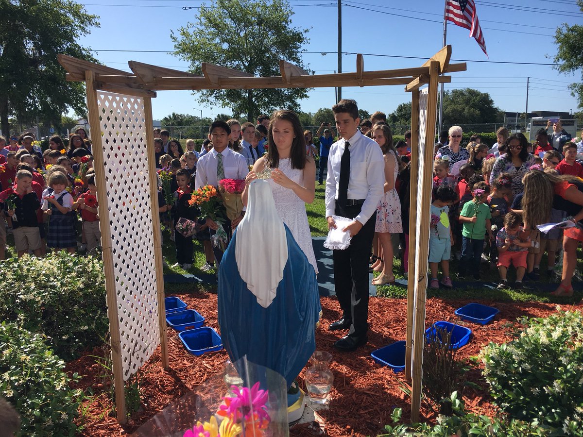SRReginaHHCJ's tweet photo. Our School celebrated May crowning today. Mary our mother, we crown you queen of Blishop Larkin Catholic School. Intercede for us. https://t.co/4daT6ZpJUG