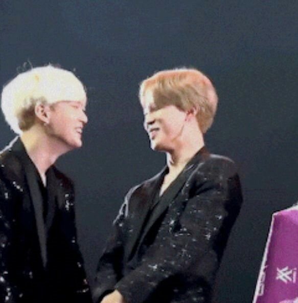 JHSMOONLIGHT's tweet photo. flashback to the time when yoonmin were very giggly and flirty with each other during mama 2017. ok I'm not crying my eyes are just sweating. https://t.co/bmJoHH0aW2